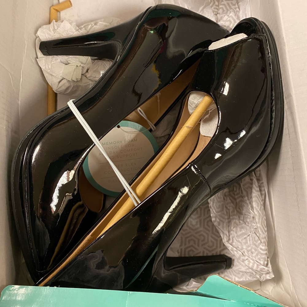 Andrew Geller Brand High Heels. Size 8. New in box.